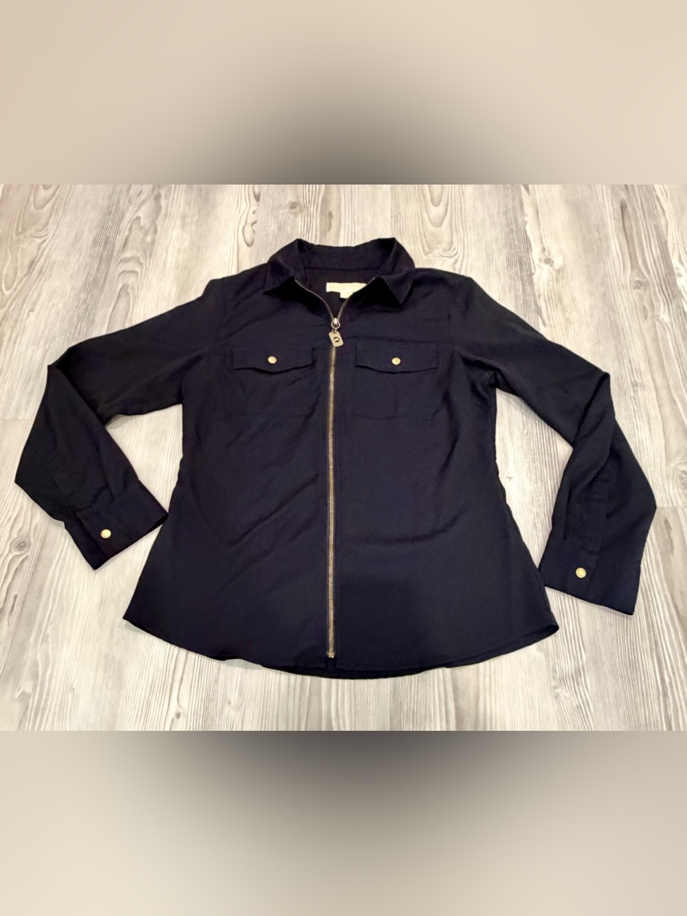 MICHAEL KORS Women’s Zip-Blouse with adjustable tab sleeve. Navy. Size Small EUC